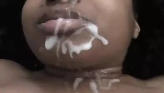 Meagan memeli büyük göğüsleriyle Tom'la sikişiyor