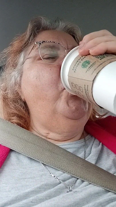 Starbucks hediye kartıyla yaptığım ikramın tadını çıkarıyor ve konuşuyor