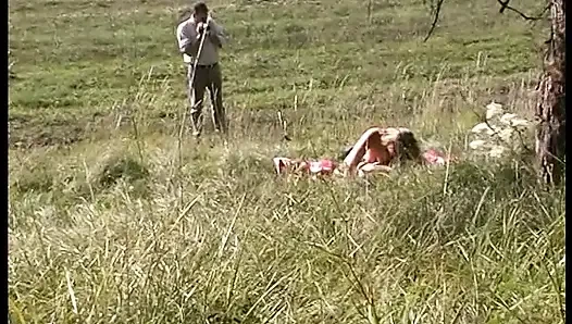 Büyük memeli sarışın amcığı açık havada yalıyor ve çarpıyor