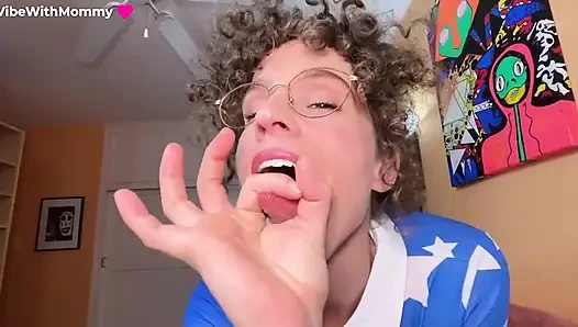 Bayan Jizzle JOI size yarağınız ve göt deliğinizle nasıl düzgün oynayacağınızı öğretiyor. Sana büyük yarağımda nasıl okşaneceğini gösteriyorum