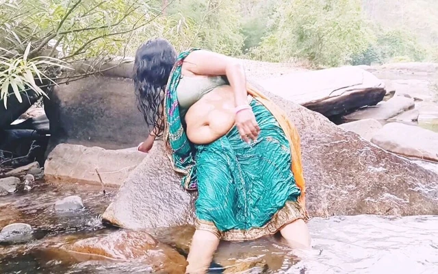 İpek teyze şelalede açık havada banyo seksi Telugu edepsiz konuşuyor.