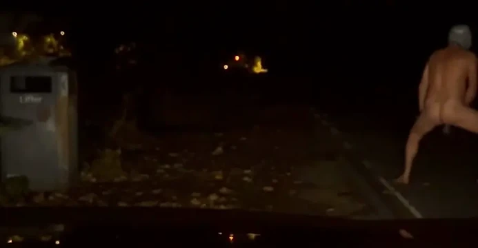Kıyafetlerimi keserken yarıda kesildim, arabanın önünden çömelerek saklanmak zorunda kaldım ta ki araba geçene kadar