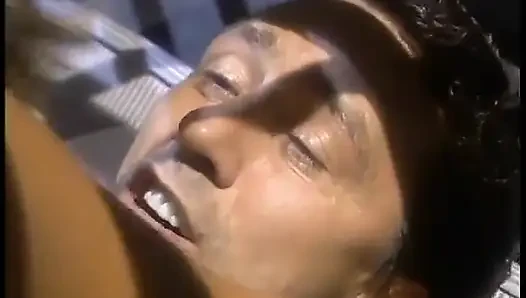 Güzel sarışın güvenlikçi hapishanede arkadan sikiliyor