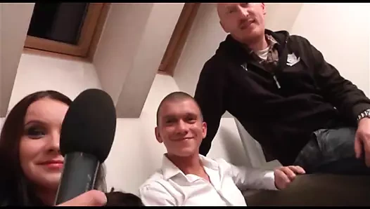 Sevimli genç kız oyuncu seçmelerinde çeşitli pozlarda sikiliyor