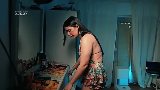 Он поднял ее, не зная, что у нее был сюрприз в магазине для него, так что он в конце концов пришлось использовать дилдо