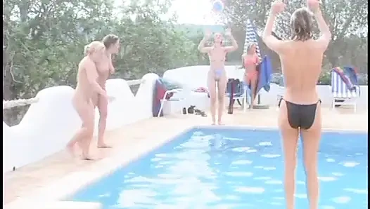 Yüzme havuzunda ateşli orta yaşlı seksi kadınlar