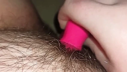 Genç kız masturbates ile büyük yapay penis içinde sıkı kedi