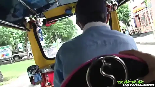 Sıska Taylandlı Asyalı her iki delikten sikiliyor