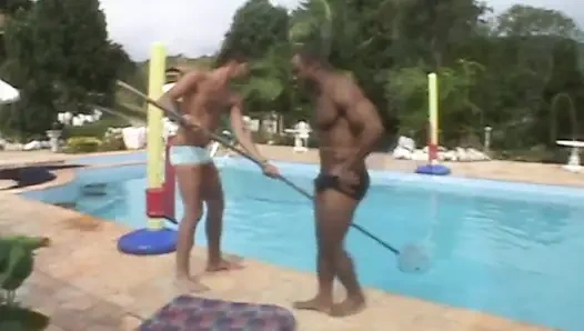 Irklararası eşcinsel havuz başında sikiş - açık havada ham göt havuz başında sikiliyor