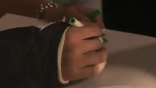 Süper seksi hatun büyük göğüslerini boşaltıyor
