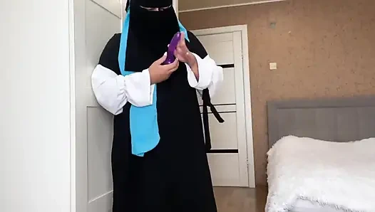 Tesettürlü Arap evli kadın temizlik yaparken seks oyuncağı buldu ve azdı