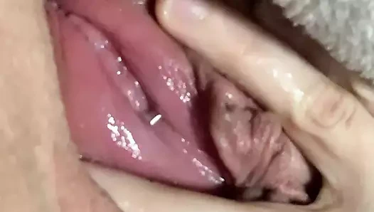 İri güzel kadın vibratörle uzun tırnaklı mastürbasyon