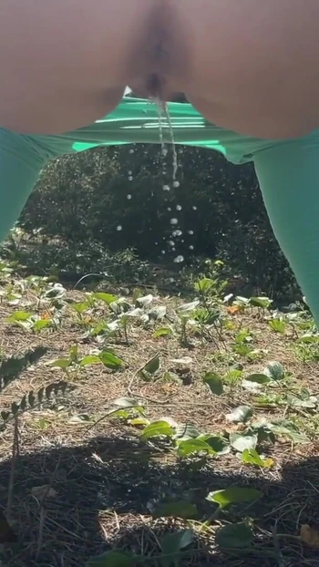 Знаковый момент из "Рискованный публичный писсинг / блондинка светит и писает в фитнес-парке"