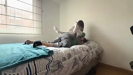 Taytların üzerinde vulvanı hissetmek ve sonra bize dokunup gelmek ne güzel