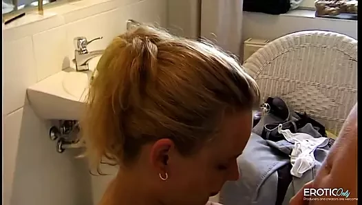 Göğüslerime gelmeni ve yarağını yalamanı istiyorum