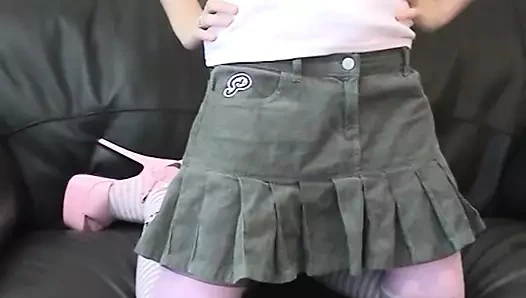 Küçük memeler ile genç hottie iter bir yapay penis içinde ona kedi