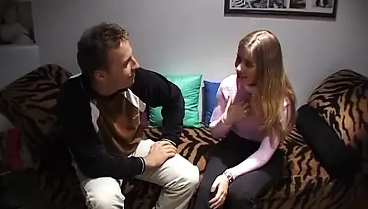 Sarışın genç kız erkek arkadaşı için mastürbasyon yapıyor ve sonra ona sakso çekiyor
