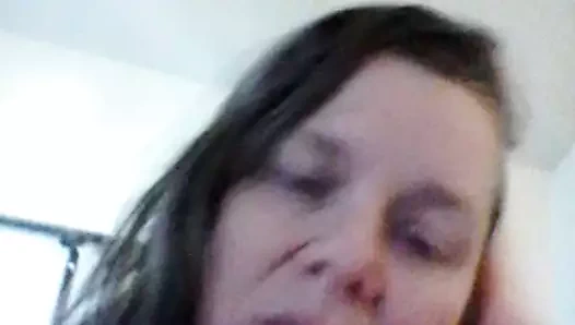 Edepsiz sürtük büyük bir yarağı emiyor