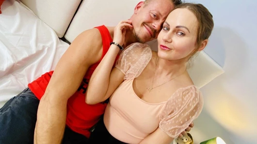 Esmer İngiliz porno yıldızı Tina Kay bakireyle sikişiyor - randevu arkadaşı