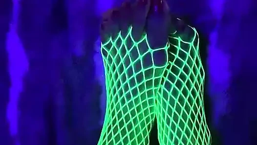 Yeşil neon file çoraplı uzun ayak parmaklı minik Asyalı ayaklar