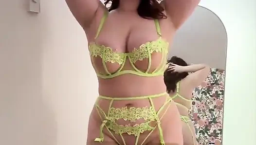 Aynadaki tatlı kız da kim?