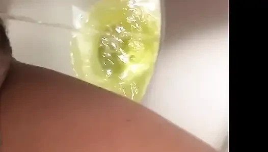 Sürtük genç kız kfc tuvaletine işiyor