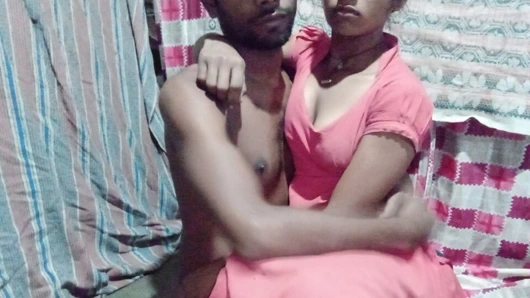 18 yaşındaki Hintli köylü kız sert sikişiyor