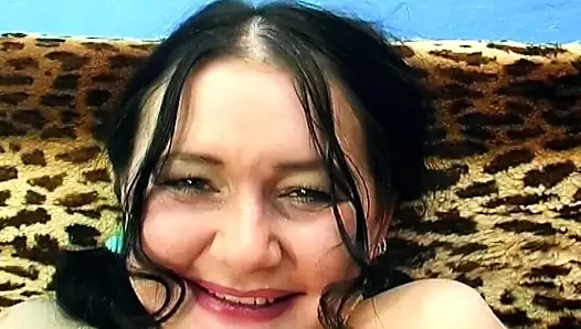 Olgun sürtük açık havada götünü yumruklayıp sırılsıklam işiyor