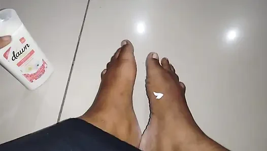 Sevimli ateşli kız 18+ tüm finansal varlıklarınız karşılığında zevkiniz için güzel temiz ayaklarını sunar.