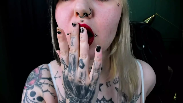 Kırmızı bir ruj sür ve sonra yüzüme mahvet