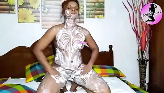 Kıvrılmış tedavi ateşli büyük götlü Sri Lankalı kız