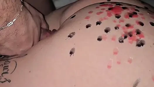 Götüme ağda damlatıyor ve sonra beni serinletmek için amcığıma boşalıyor!