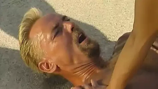 Kadının kendini yıkamasına izin veriliyor ve ödül olarak üçlü seks ile ona teşekkür ediyor