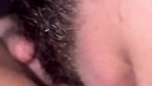 Üvey babam beni orgazm ediyor ve fışkırtıyor
