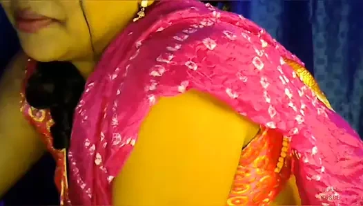 Seksi ateşli kız seksi göğüslerini kıyafetlerin üstünden hissederek heyecanlanıyor ve seks için heyecanlanıyor.