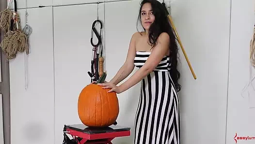 Xaya Lovelle kırbaçlandı, sonra analiz edildi