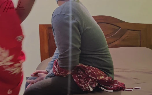 Azgın ev hanımı kocası işteyken bir adam getiriyor ve yatağında seks yapıyor