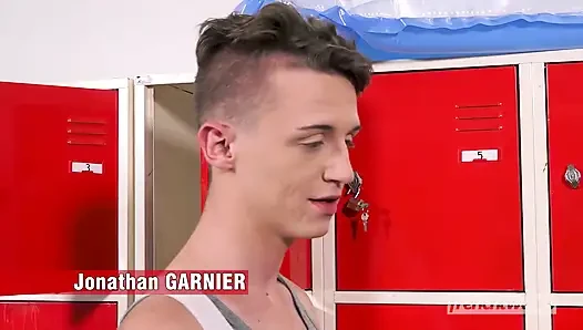 Üç iri güzel kadın soyunma odasında sikişiyor