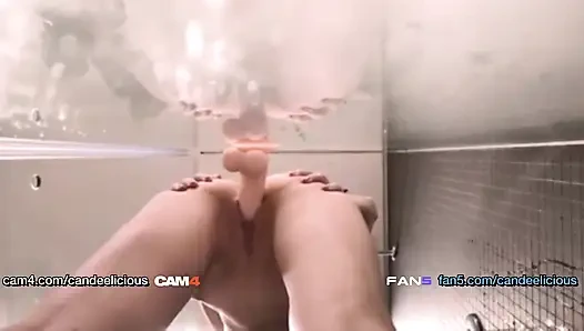 Yalnız hatun mastürbasyon yaparken dildosunu amının derinliklerine kazıyor