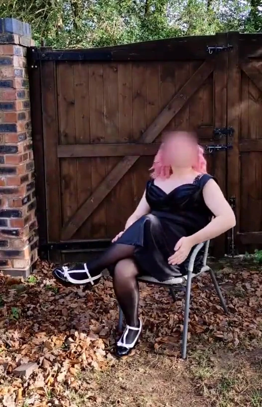 Siyah saten içinde ateşli travesti