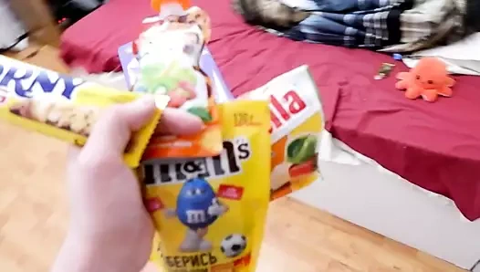 Kız arkadaşımı neşelendirmek için ona şeker ve sik vermek zorunda kaldım.