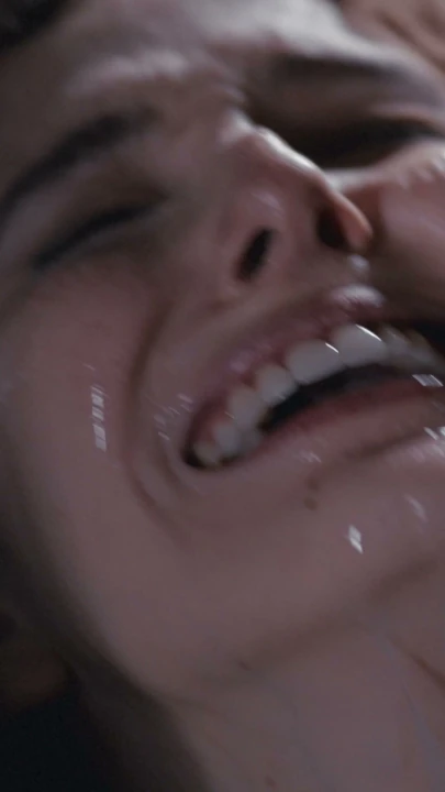 Büyük yarak gırtlağına kadar alıyor Leana Lovings