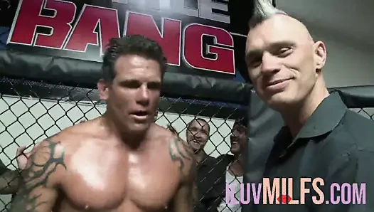 Küçük memeli esmer kadın sert anal seksi seviyor