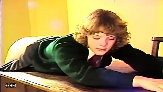 Zavallı genç ateşli kız sınıfta götüne şaplak atıyor