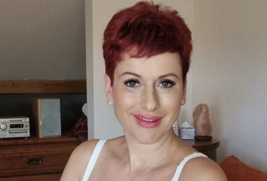 Porno yıldızı milf liza pinelli soyunuyor - tam sürüm için sadece hayranlarıma gel!