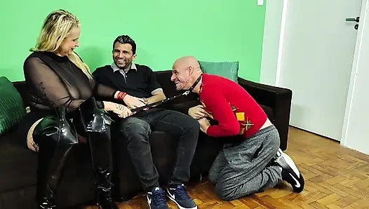 Aldatan evli kadın kocasının arkadaşı tarafından aldatılan adamı izliyor