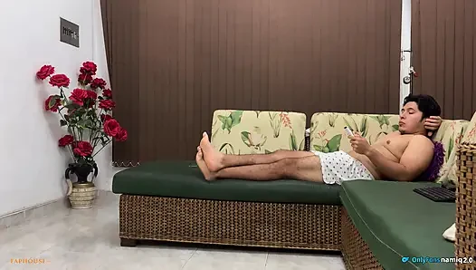 Oda arkadaşım sadece beni sikmek için iç çamaşırlarının nasıl olduğunu gösteriyor!