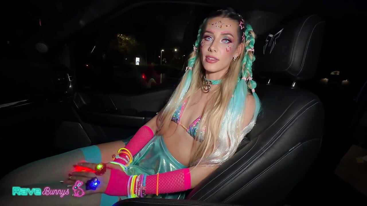 Kanadalı rave tavşanı emily jade damlayan amına parıltılı sopalar alıyor