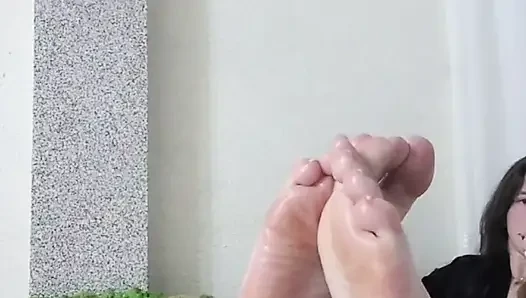 Güzel ayaklarını gösteren kız, yağ içinde bacaklar