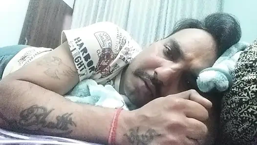 Hintli polis memuru komşusu ve ordu subayı Pakistanlı öğretmen tarafından emiliyor ve sikiliyor